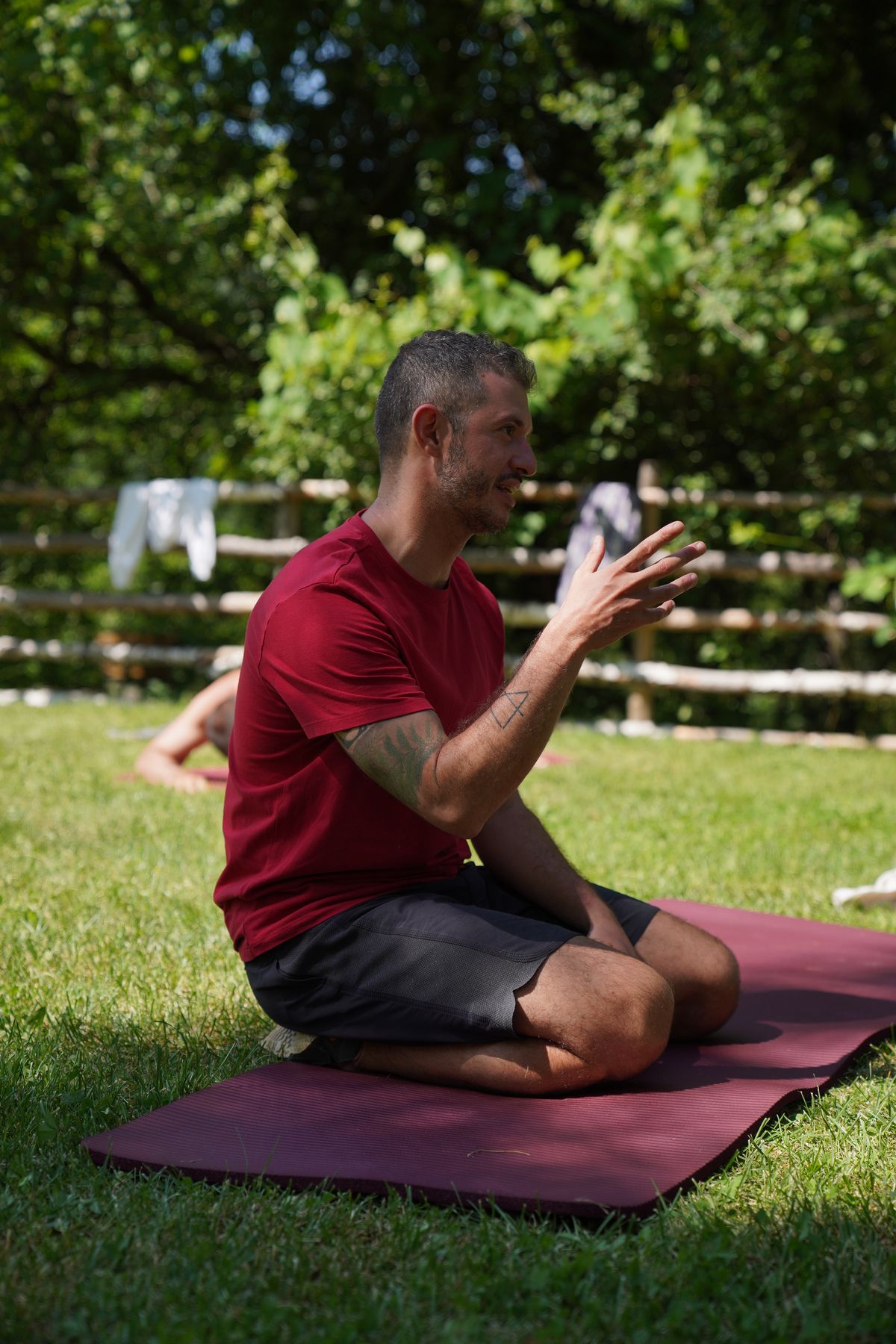 Alexandru explicând un exercițiu într-o ședință în aer liber